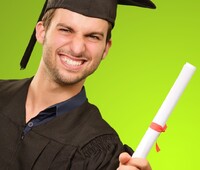 Ukončení studia je radost a předěl, který spadá do mladšího věku dospělého. Zdroj: Samphotostock